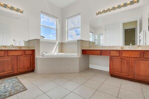Bathroom - Huge Luxury Executive Rental with Private Pool & Fenced-in Backyard (Tampa)