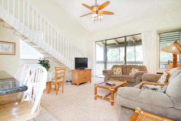 スタンダード ルーム | リビング エリア | テレビ、DVD プレーヤー