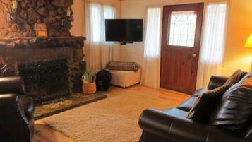 Standard Room | Living room | TV