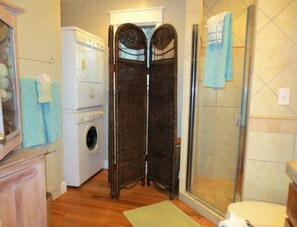 ห้องสแตนดาร์ด | ห้องน้ำ | อ่างอาบน้ำและฝักบัวแยกจากกัน, ไดร์เป่าผม