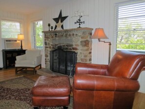 Habitación estándar | Área de sala de estar | Televisión y reproductor de DVD 