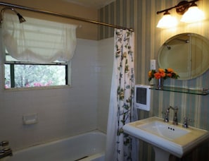 Bathroom - Juniper Cottage (Prescott)