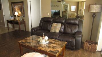 Standard Room | Living room | TV