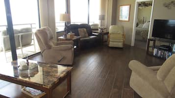 Standard Room | Living area | TV