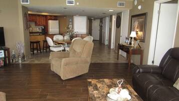 Standard Room | Living room | TV