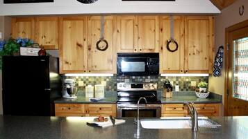 Standard Room | Private kitchen | Fridge, microwave, oven, dishwasher