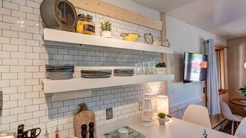 Standard Room | Private kitchen | Fridge, microwave, coffee/tea maker