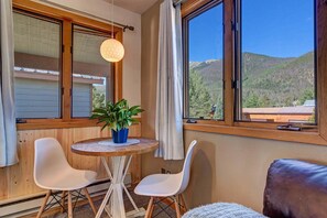 Standard Room | In-room dining - Mtn View Garage ️Lake Netflix (Frisco)