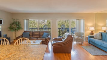 Standard Room | Living area | TV, DVD player