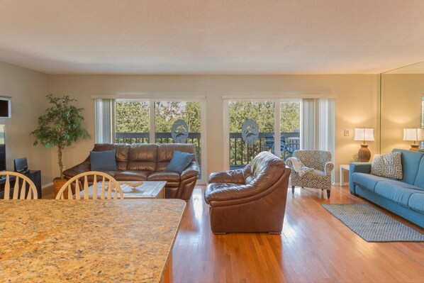 Standard Room | Living area | TV, DVD player