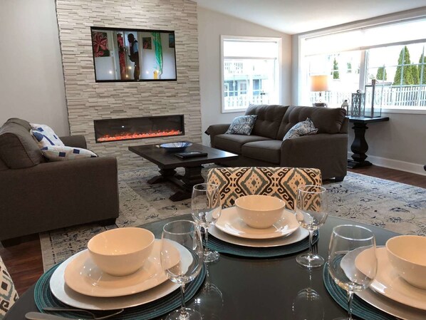 Standard Room | Living area | TV, DVD player - Ehmann House (Olcott)