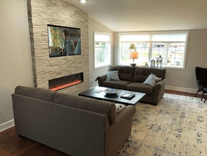 Standard Room | Living room | TV, DVD player - Ehmann House (Olcott)