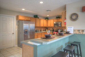 Fridge, microwave, oven, stovetop - Near Disney World, private home with swimming pool! (Davenport)