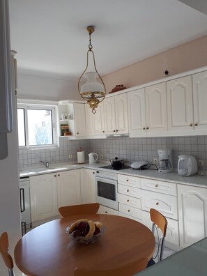 Fridge, oven, stovetop, dishwasher