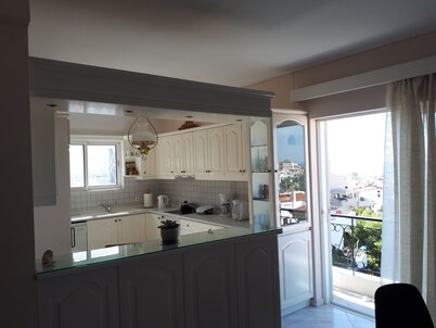 Vista al mar, apartamento grande y cómodo en Voula