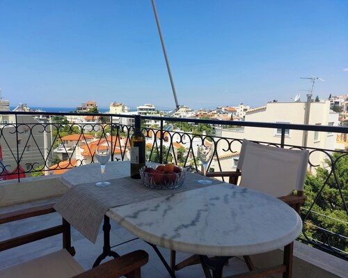 Sea view,big and comfortable appartment in Voula