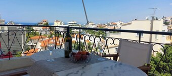 Sea view,big and comfortable appartment in Voula