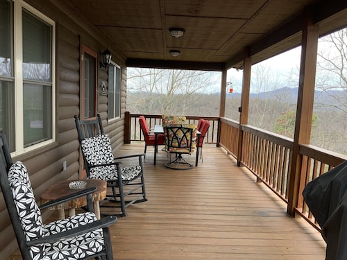 Private Cabin Getaway- Long Range Mountain View’s!