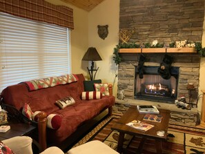 TV, fireplace, DVD player, video library - Private Cabin Getaway- Long Range Mountain View’s! (Marble)