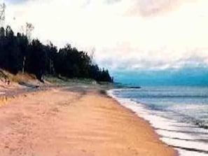Sur la plage, chaise longue