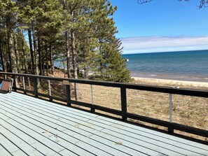 En la playa y camastros 