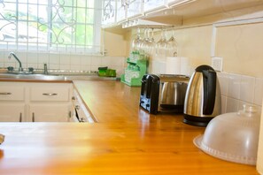 Mikrowelle, Wasserkocher mit Kaffee-/Teezubehör