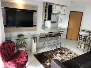 TV LCD, pebolim, mesa de pingue-pongue