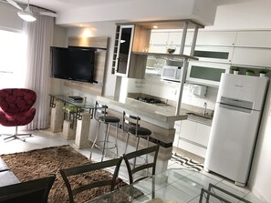 Geladeira, micro-ondas, fogão, cooktop