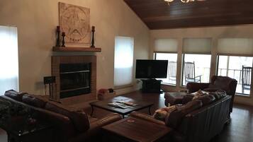 Una Smart TV, una chimenea, un reproductor de DVD