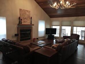 Smart TV, chimenea, reproductor de DVD y tenis de mesa