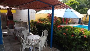 Outdoor dining - Cozy house on the beautiful beach of Porto de Galinhas, with a swimming pool, 800m from the beach. (Pernambuco)