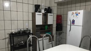 Coffee/tea maker, fridge, microwave, oven - Cozy house on the beautiful beach of Porto de Galinhas, with a swimming pool, 800m from the beach. (Pernambuco)