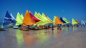 Ubicación cercana a la playa y tumbonas