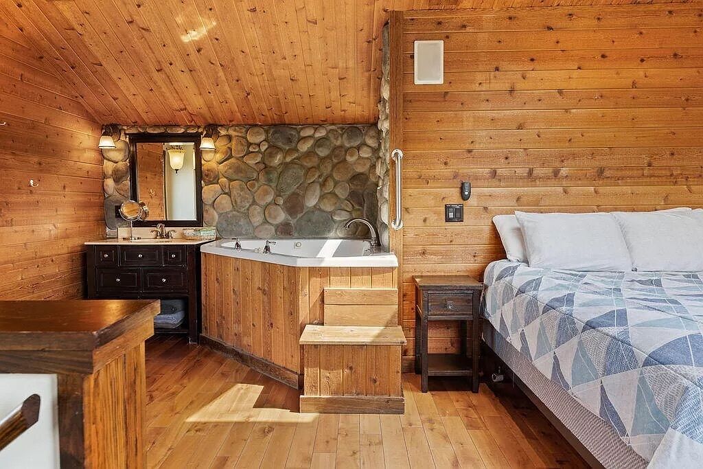 4 bedrooms, in-room safe, iron/ironing board, WiFi