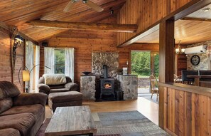 Smart TV, chimenea, reproductor de DVD y tenis de mesa 