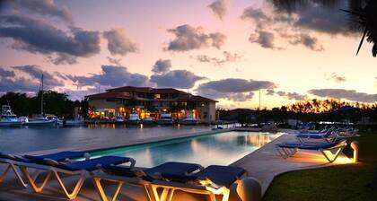 Amazing penthouse condominium in paradise