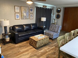 Een smart-tv en boeken