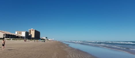 En la playa y toallas de playa 