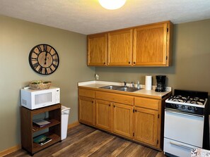 Fridge, microwave, oven, stovetop - 4 Cozy Cabins connected on Lake Leelanau (Traverse City)