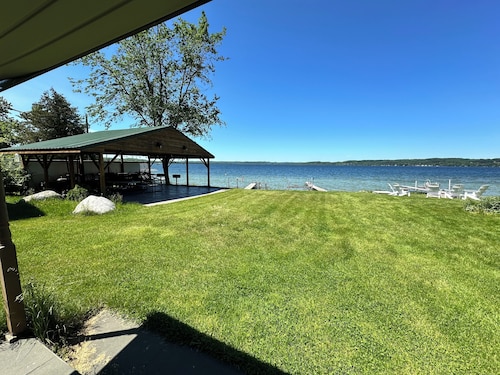 4 Cozy Cabins connected on Lake Leelanau