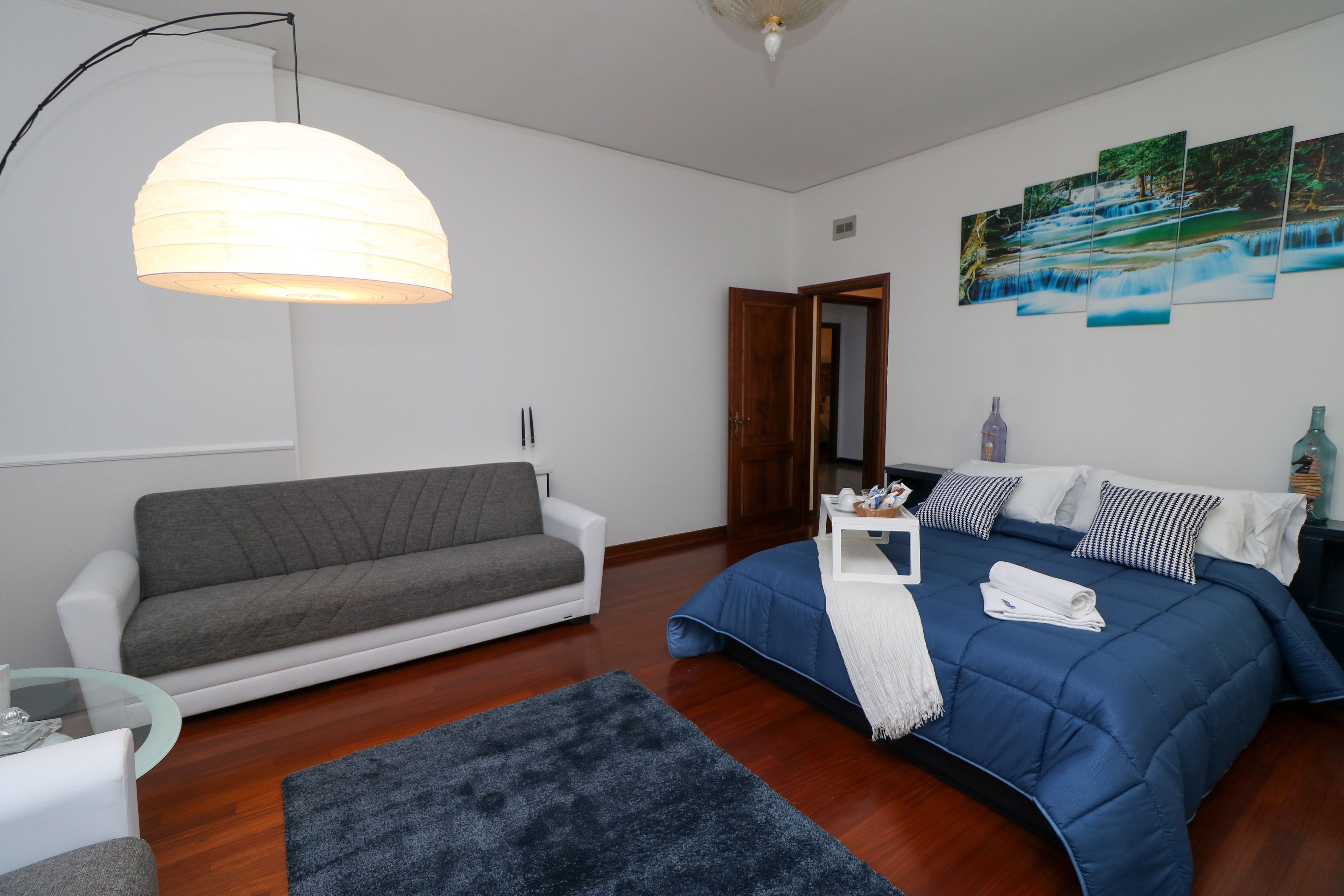 Minibar con artículos gratuitos y caja de seguridad en la habitación 