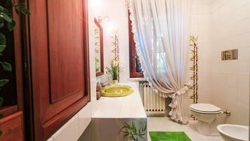 Deluxe Triple Room, 1 Double Bed with Sofa bed, Private Bathroom, Garden View (Giulietta) | Bathroom