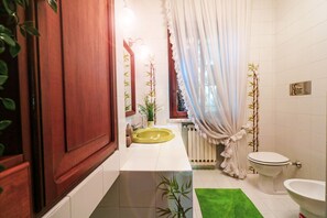 Tremannsrom – deluxe, 1 dobbeltseng med sovesofa, privat bad, hageutsikt (Giulietta) | Bad | Toalettartikler (inkludert), hårføner, bidé og håndklær