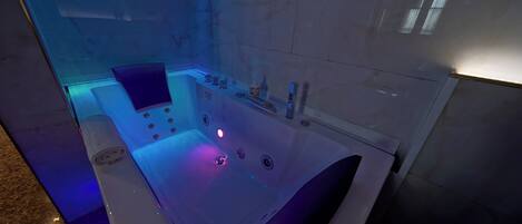 Comfort Suite, 1 Double Bed with Sofa bed, Hot Tub, Garden Area | Bathroom | Free toiletries, hair dryer, bidet, towels