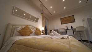 Comfort Suite, 1 Double Bed with Sofa bed, Hot Tub, Garden Area | Free minibar, in-room safe, desk, soundproofing - Vitti's Home Verona (Verona)