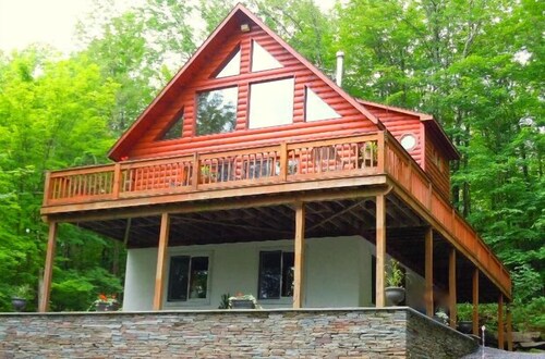 LOG CABIN CHALET w/NEW 6-PERSON HOT TUB near Kaaterskill Falls & NoLakeSoLakeSo