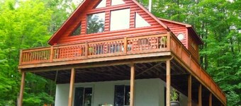 LOG CABIN CHALET w/NEW 6-PERSON HOT TUB near Kaaterskill Falls & NoLakeSoLakeSo