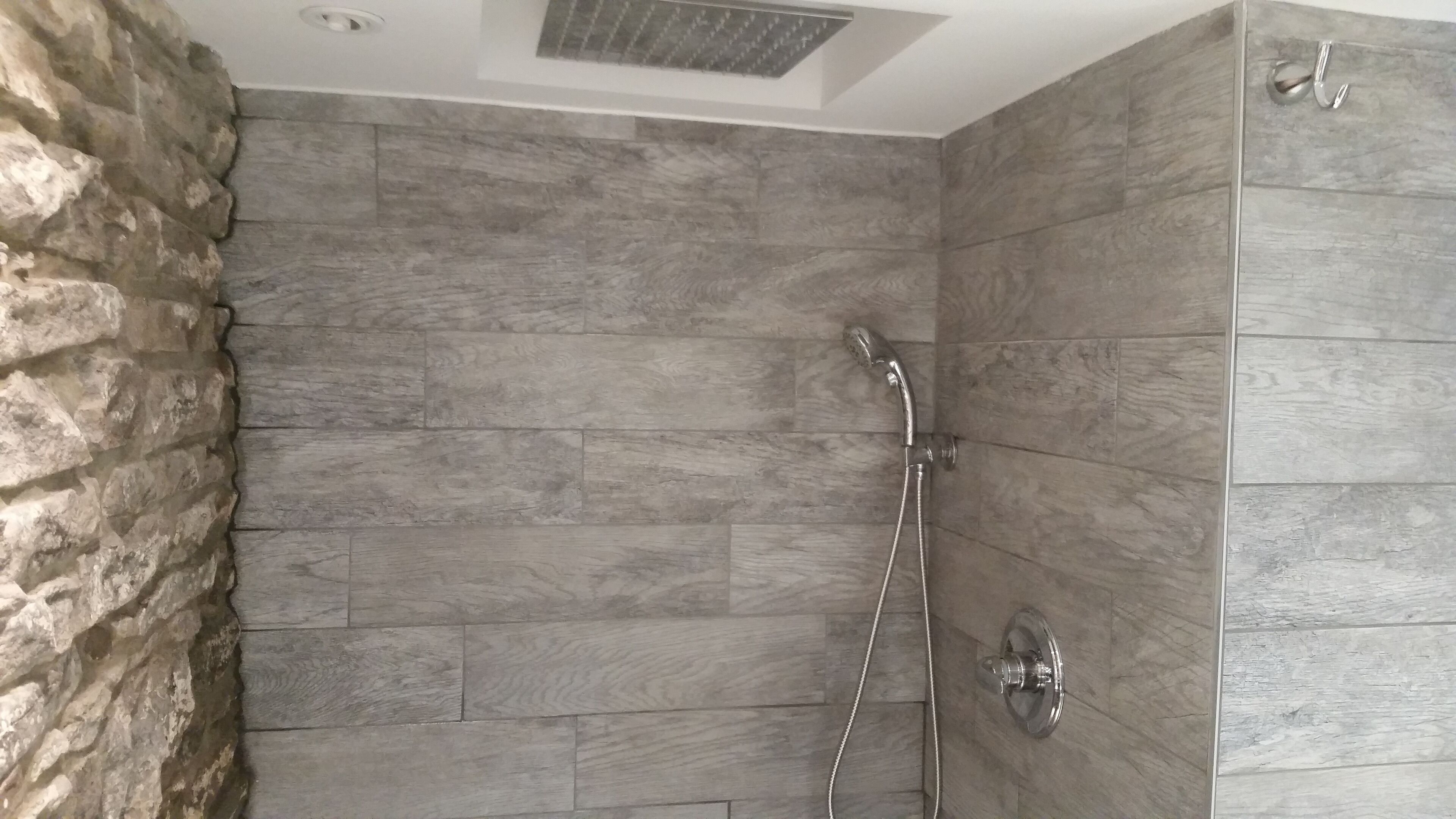 Ensemble douche/baignoire, sèche-cheveux, serviettes fournies, savon