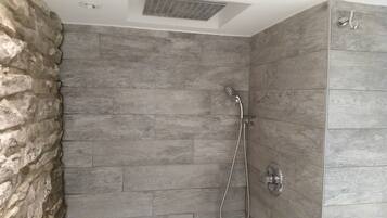 Ensemble douche/baignoire, sèche-cheveux, serviettes fournies, savon
