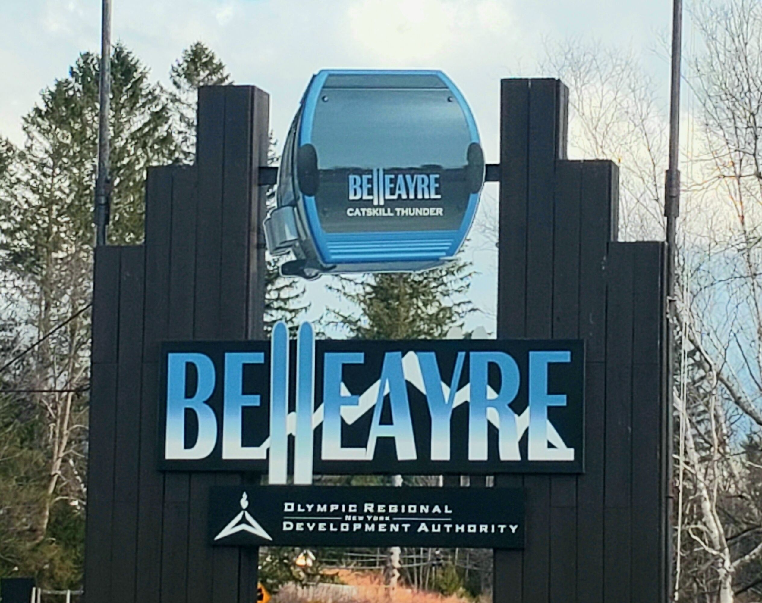 Un panneau indiquant l’emplacement de Belleayre, avec le logo de l’Autorité régionale de développement olympique.